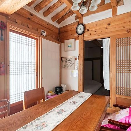 Namhyundang - Hanok Korean Traditional House โซล ภายนอก รูปภาพ