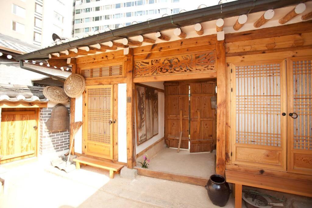 Namhyundang - Hanok Korean Traditional House โซล ภายนอก รูปภาพ