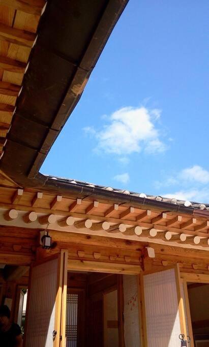 Namhyundang - Hanok Korean Traditional House โซล ภายนอก รูปภาพ