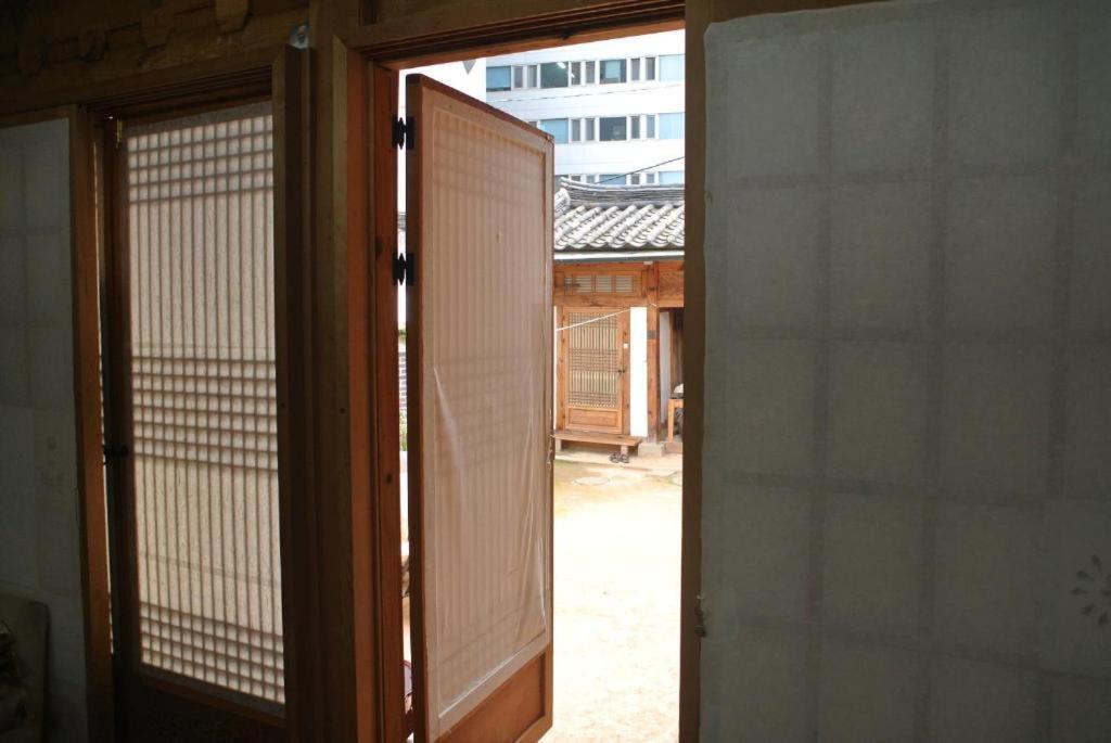 Namhyundang - Hanok Korean Traditional House โซล ภายนอก รูปภาพ