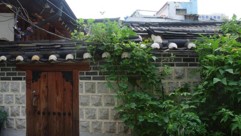 Namhyundang - Hanok Korean Traditional House โซล ภายนอก รูปภาพ