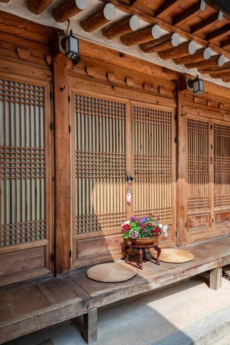 Namhyundang - Hanok Korean Traditional House โซล ภายนอก รูปภาพ