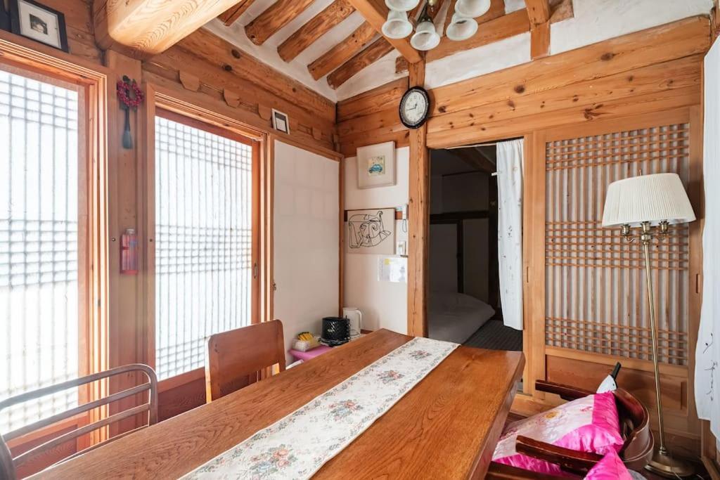 Namhyundang - Hanok Korean Traditional House โซล ภายนอก รูปภาพ