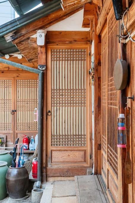 Namhyundang - Hanok Korean Traditional House โซล ภายนอก รูปภาพ