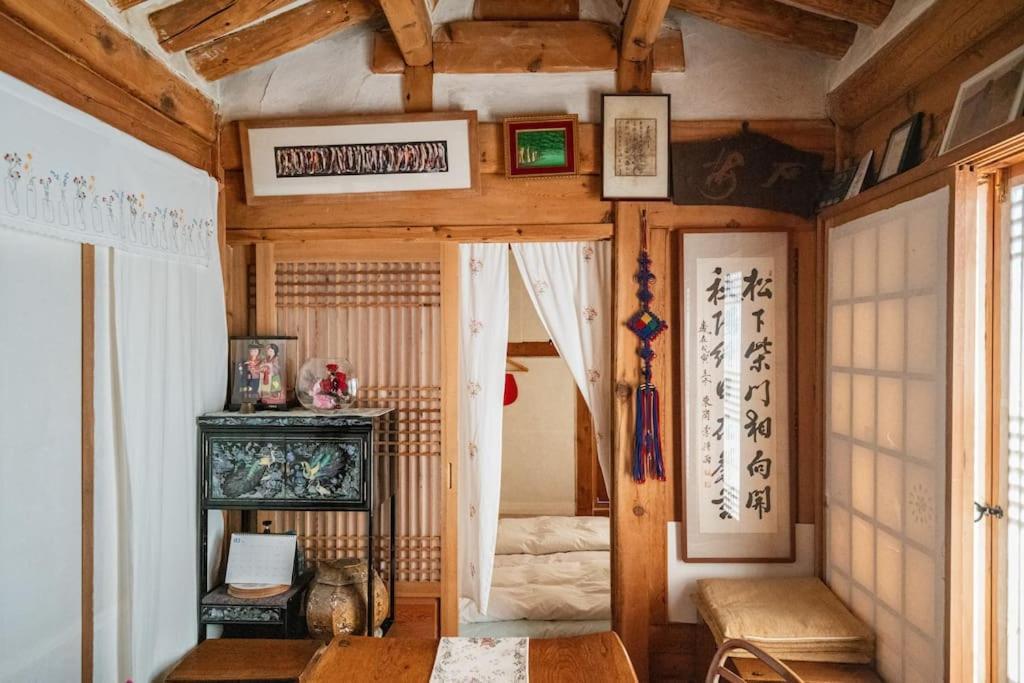 Namhyundang - Hanok Korean Traditional House โซล ภายนอก รูปภาพ