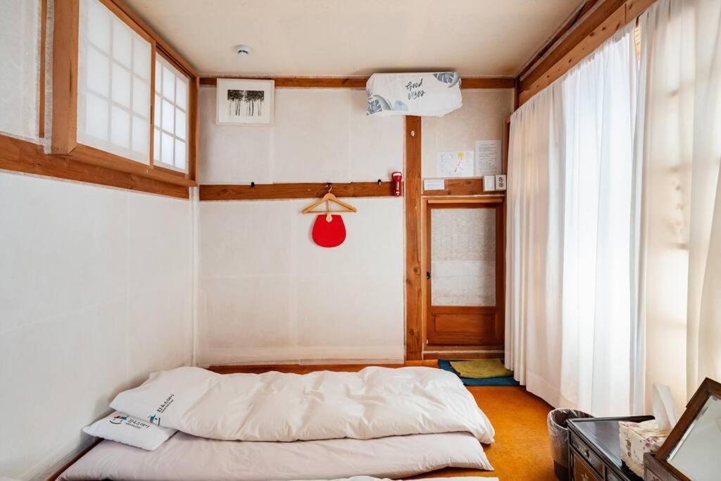 Namhyundang - Hanok Korean Traditional House โซล ภายนอก รูปภาพ