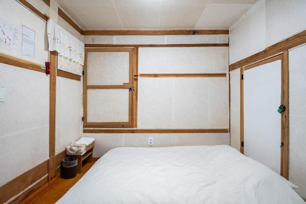 Namhyundang - Hanok Korean Traditional House โซล ภายนอก รูปภาพ