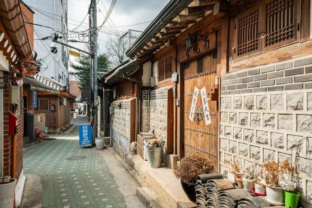 Namhyundang - Hanok Korean Traditional House โซล ภายนอก รูปภาพ