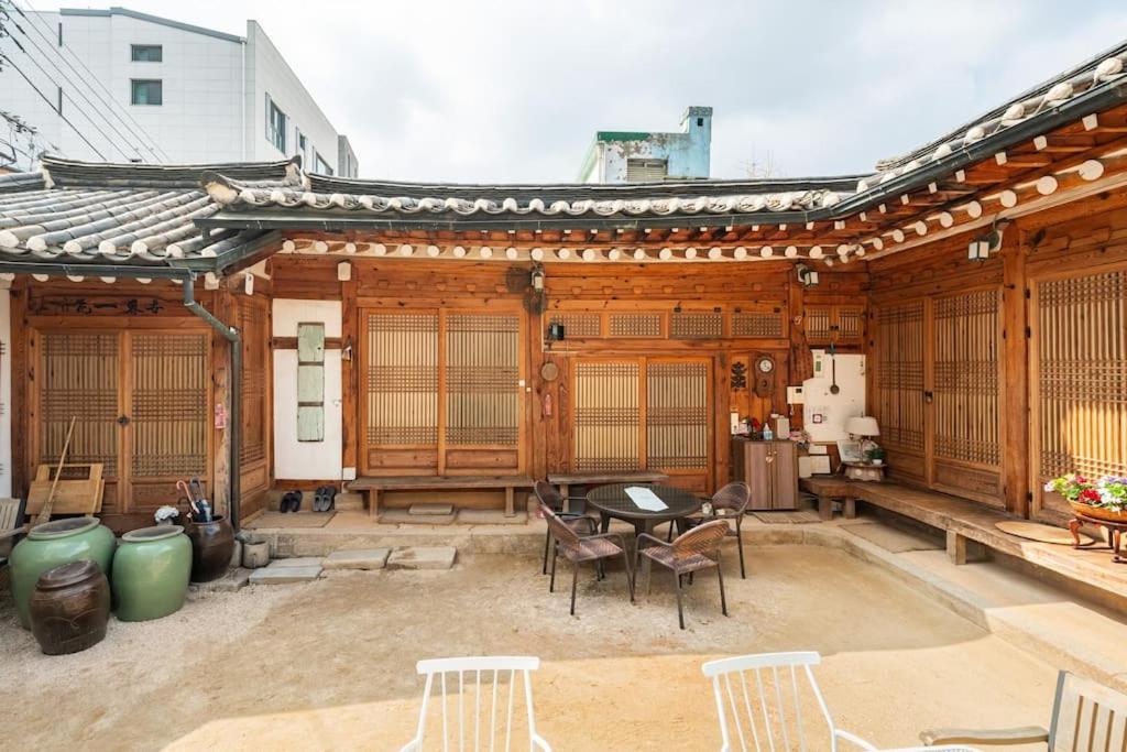 Namhyundang - Hanok Korean Traditional House โซล ภายนอก รูปภาพ