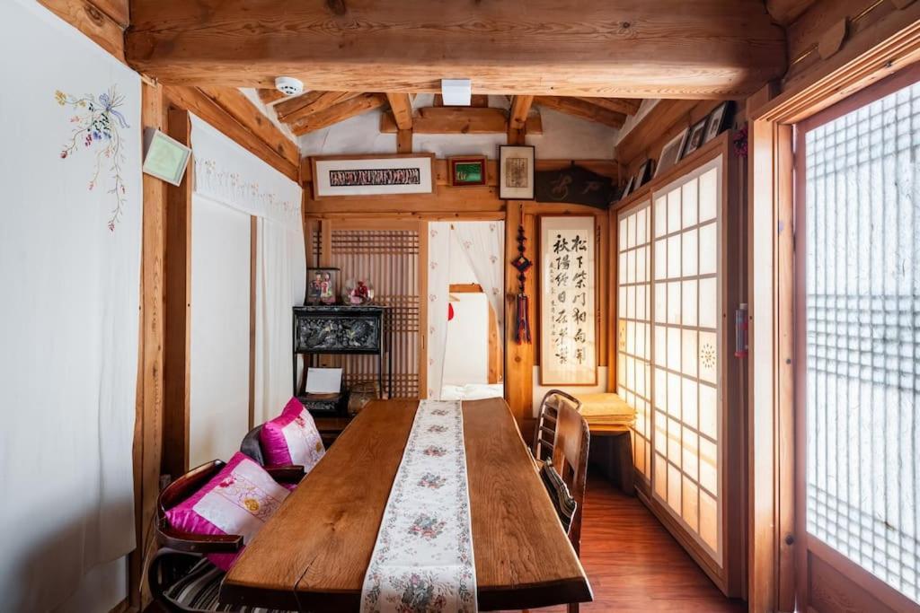 Namhyundang - Hanok Korean Traditional House โซล ภายนอก รูปภาพ