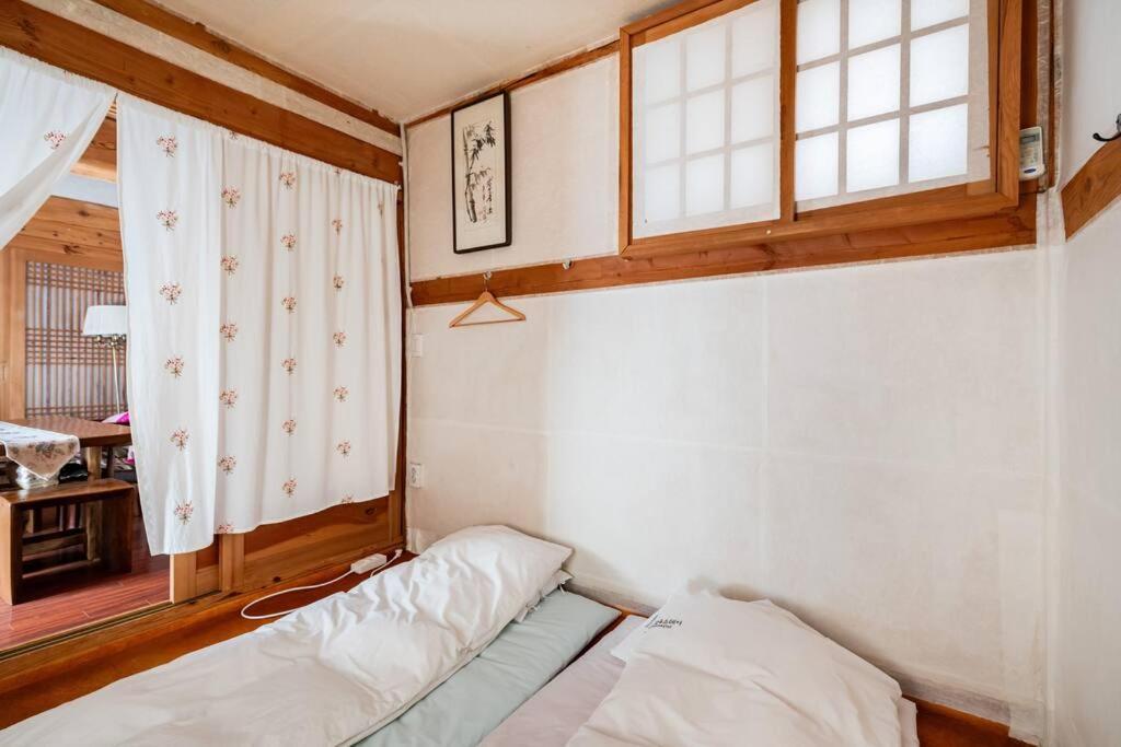 Namhyundang - Hanok Korean Traditional House โซล ภายนอก รูปภาพ