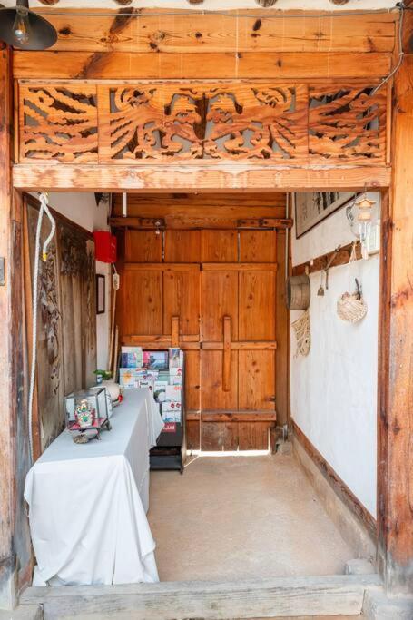 Namhyundang - Hanok Korean Traditional House โซล ภายนอก รูปภาพ