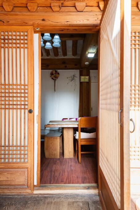 Namhyundang - Hanok Korean Traditional House โซล ภายนอก รูปภาพ