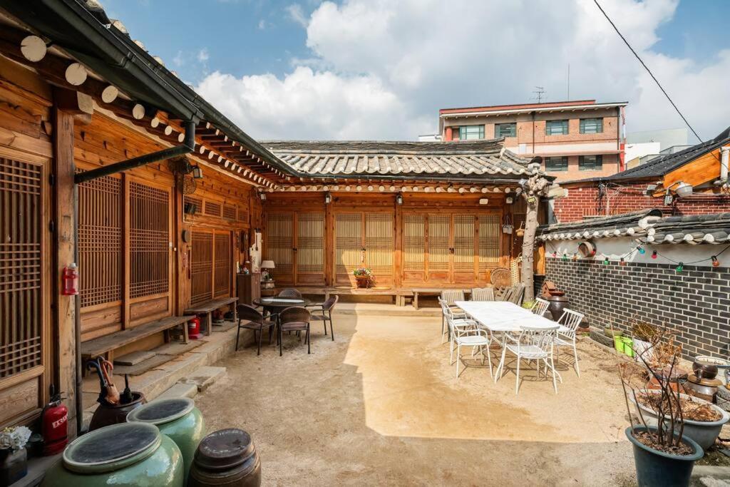 Namhyundang - Hanok Korean Traditional House โซล ภายนอก รูปภาพ